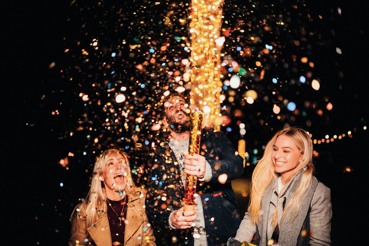 Menschen mit Feuerwerk in der Hand