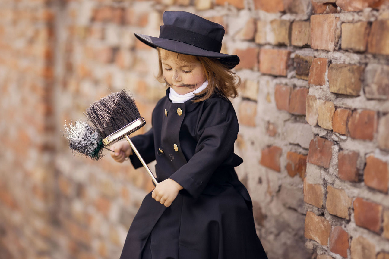 Mädchen als Schornsteinfeger verkleidet