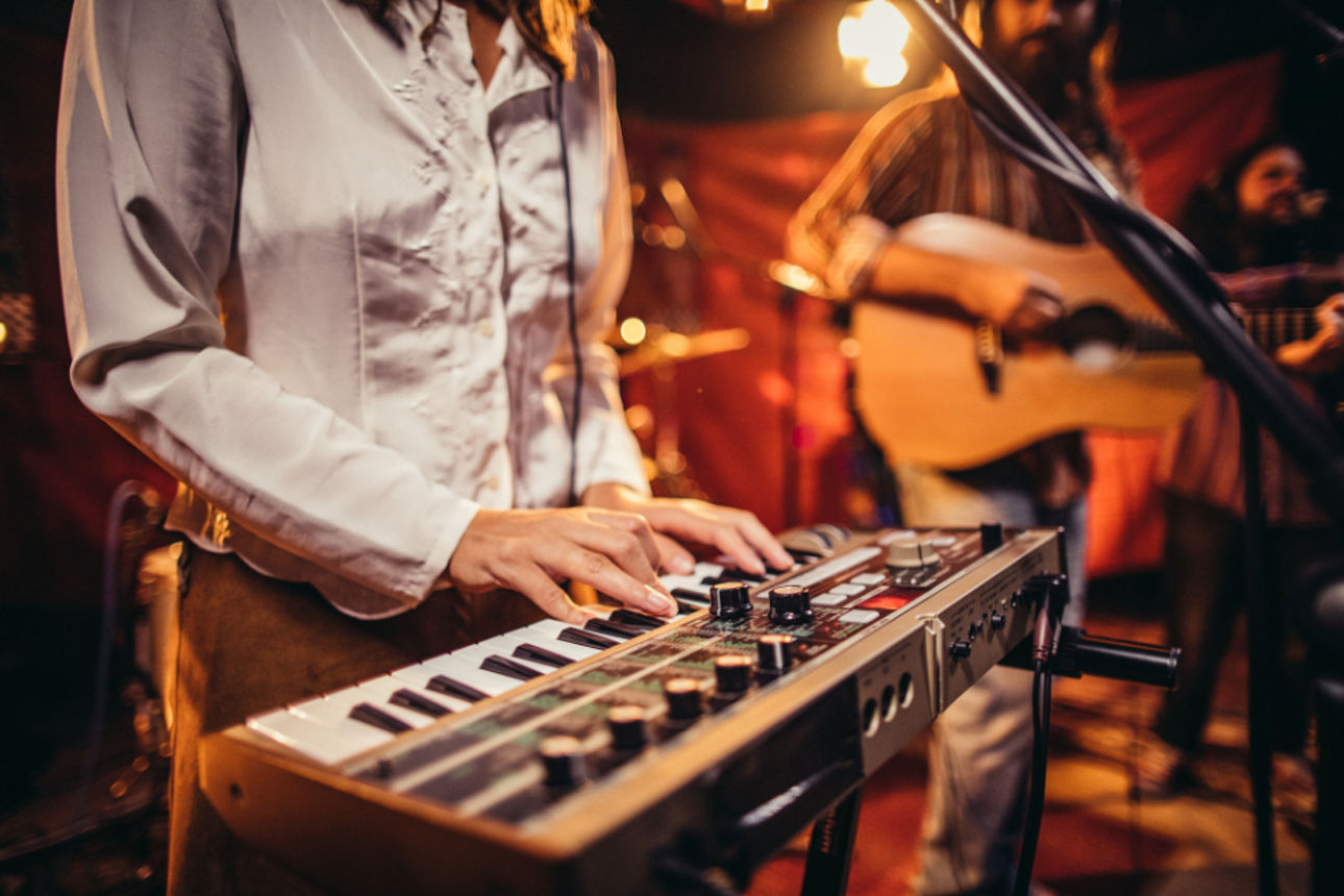 Keyborder einer Band von Nahem