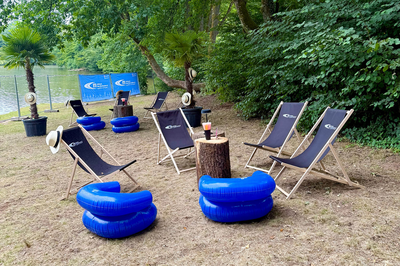 Sitzgruppe bestehend aus Sonnenliegen und Tischen