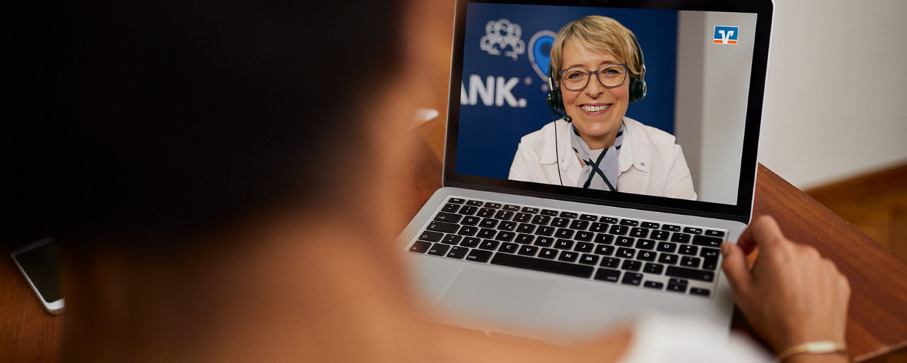 Frau am Laptop bei der Video-Beratung