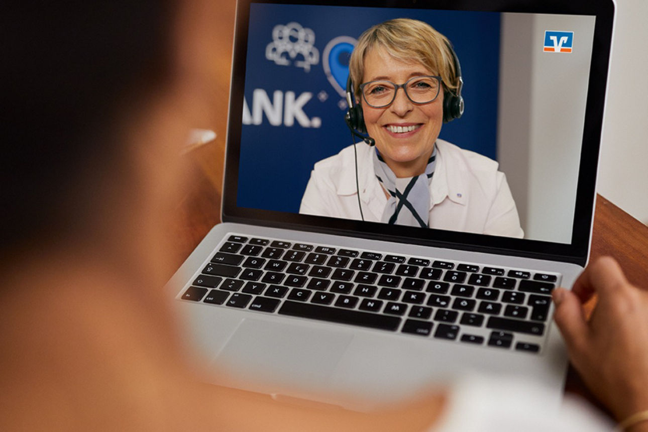 Frau am Laptop bei der Video-Beratung
