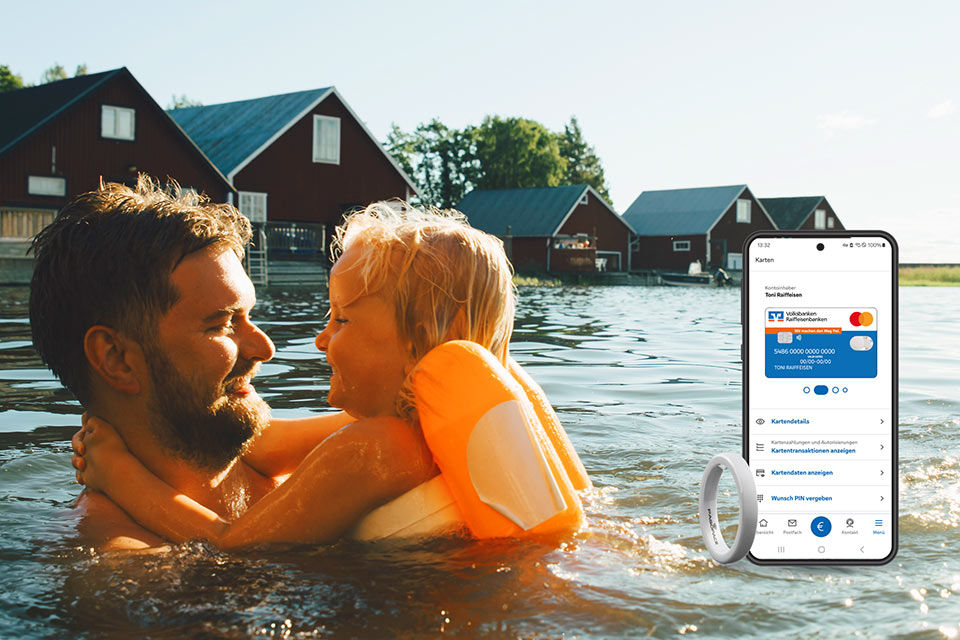 Ein Mann und ein Kind baden in einem See, daneben eine Abbildung eines Smartphones mit der VR Banking App