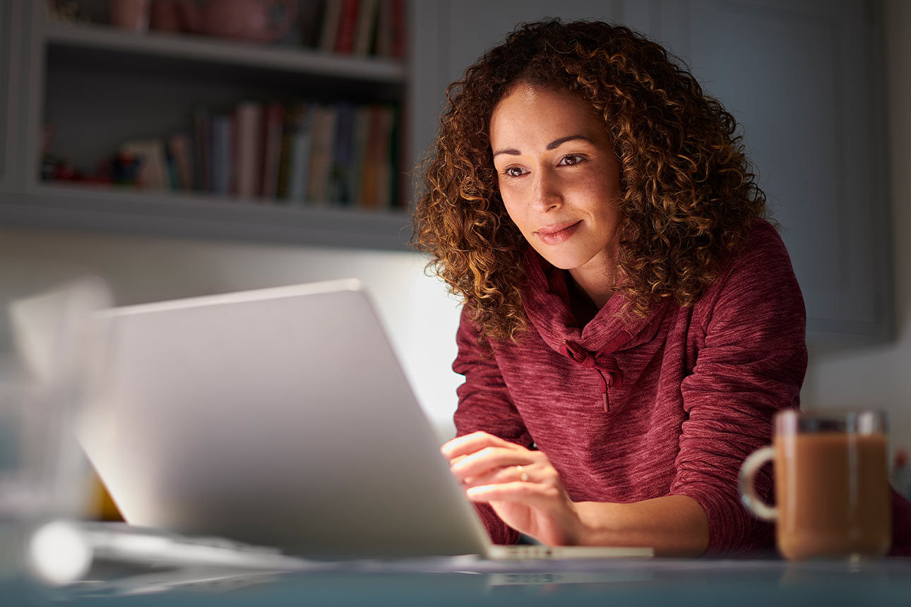 Eine Frau nutzt das Smart-TAN plus-Verfahren am Laptop