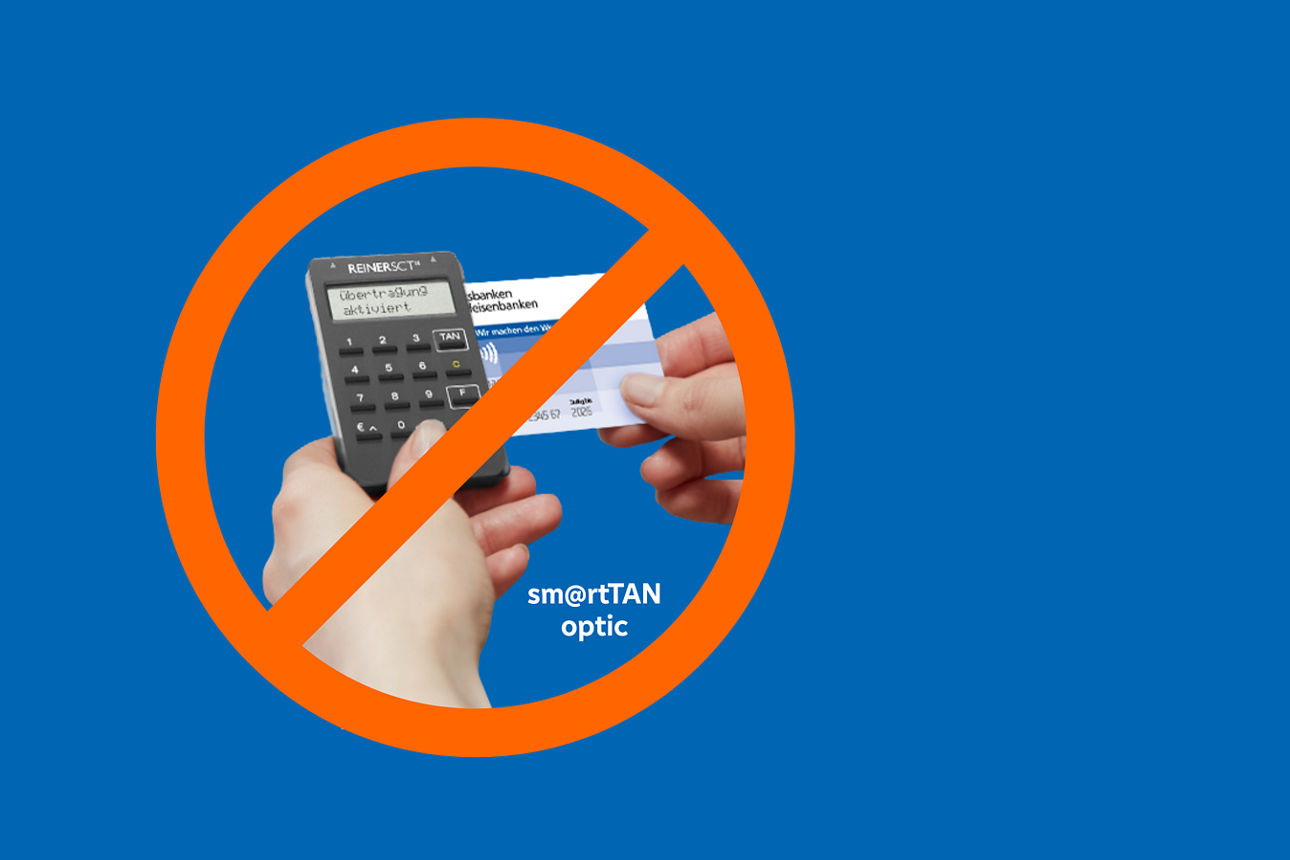 Eine Hand steckt eine EC-Karte in einen TAN-Generator, während ein roter, durchgestrichener Kreis auf eine Neuerung hinweist.