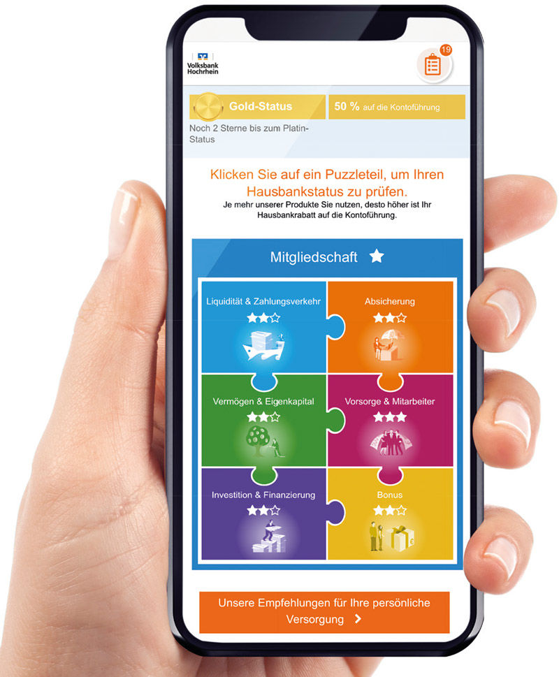 Eine Hand hält ein Smartphone in der Hand. Im Bildschirm wird der Hausbankrechner angezeigt.