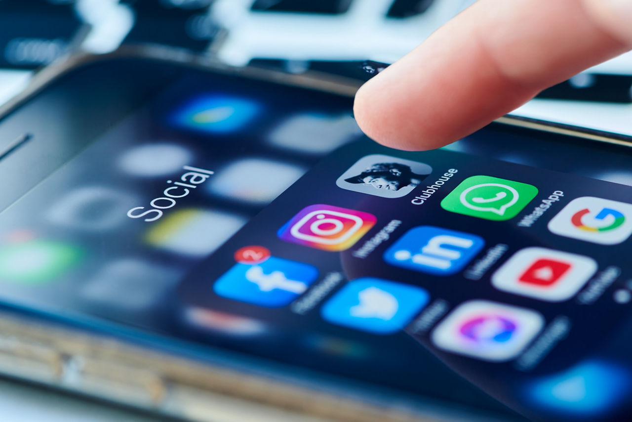 Smartphone mit verschiedenen Social Media Apps