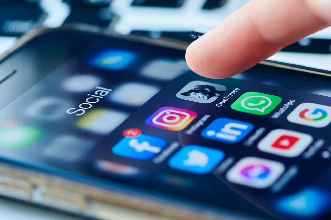 Smartphone mit verschiedenen Social Media Apps