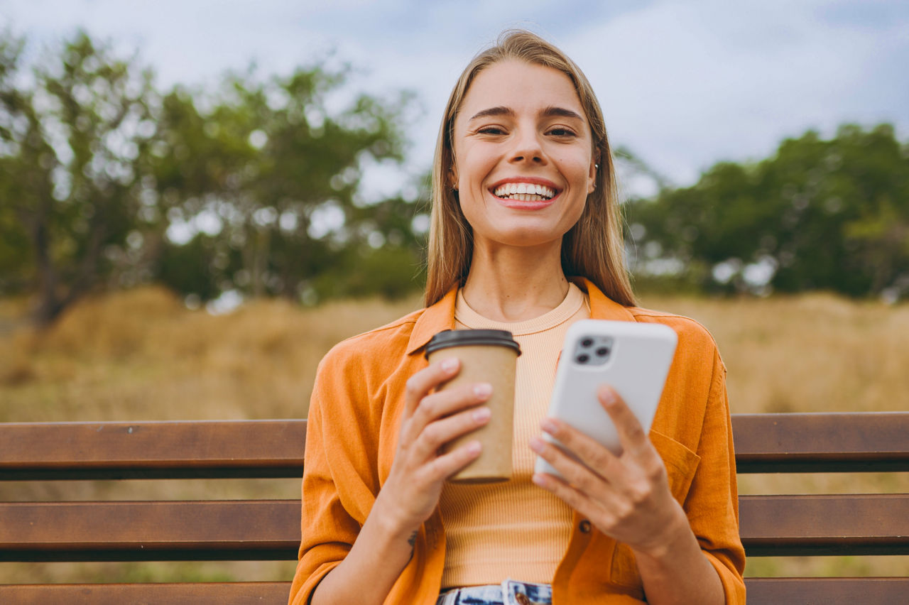 Frau folgt uns auf ihrem Smartphone auf Social Media