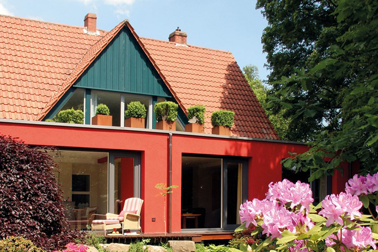 Rotes Haus mit einem ansprechenden Garten 