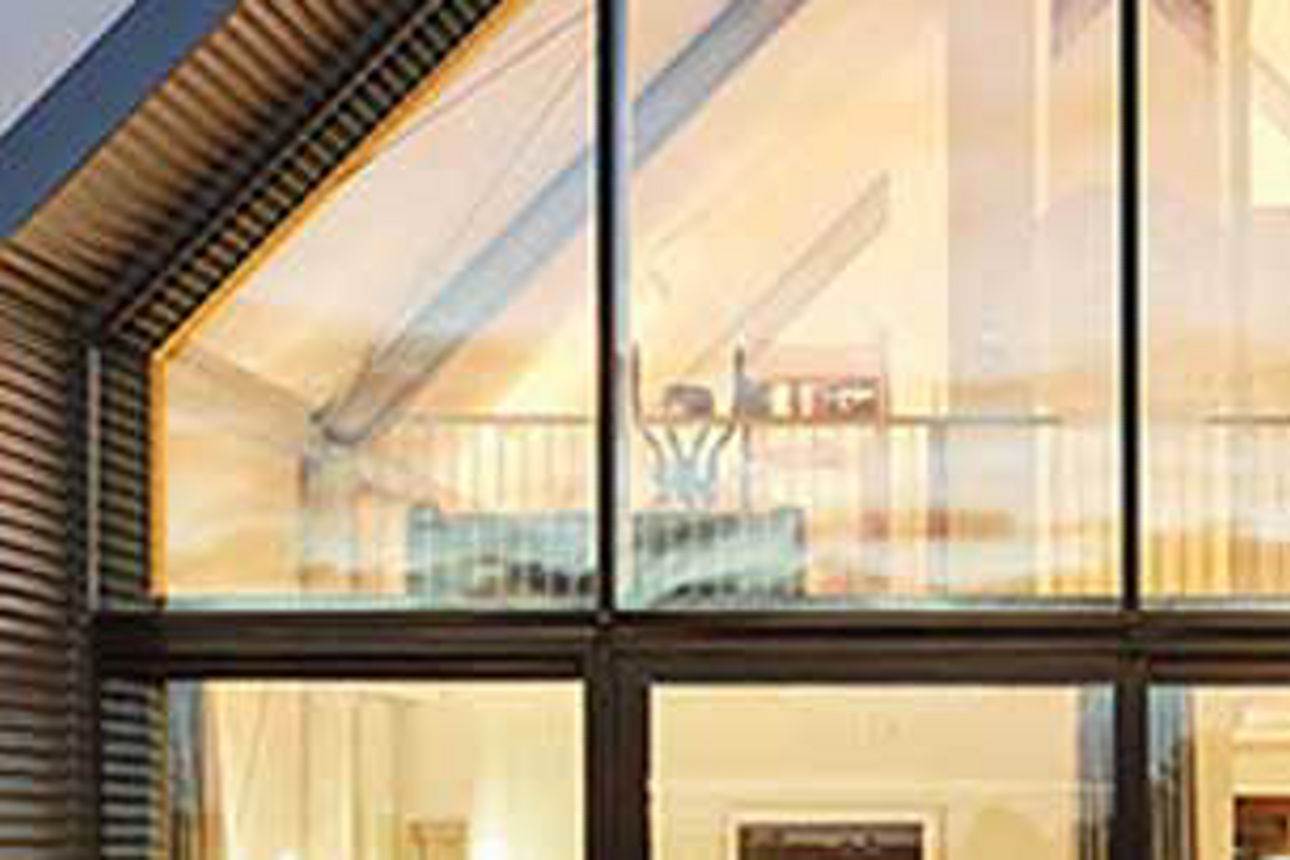 Finanzierungsangebot - Blick durch Fenster in ein Haus