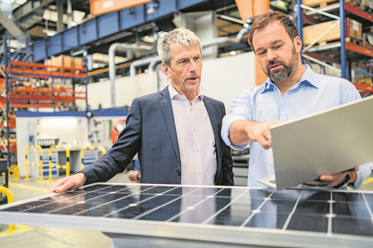 Zwei Personen vor einem Solarstrompanel
