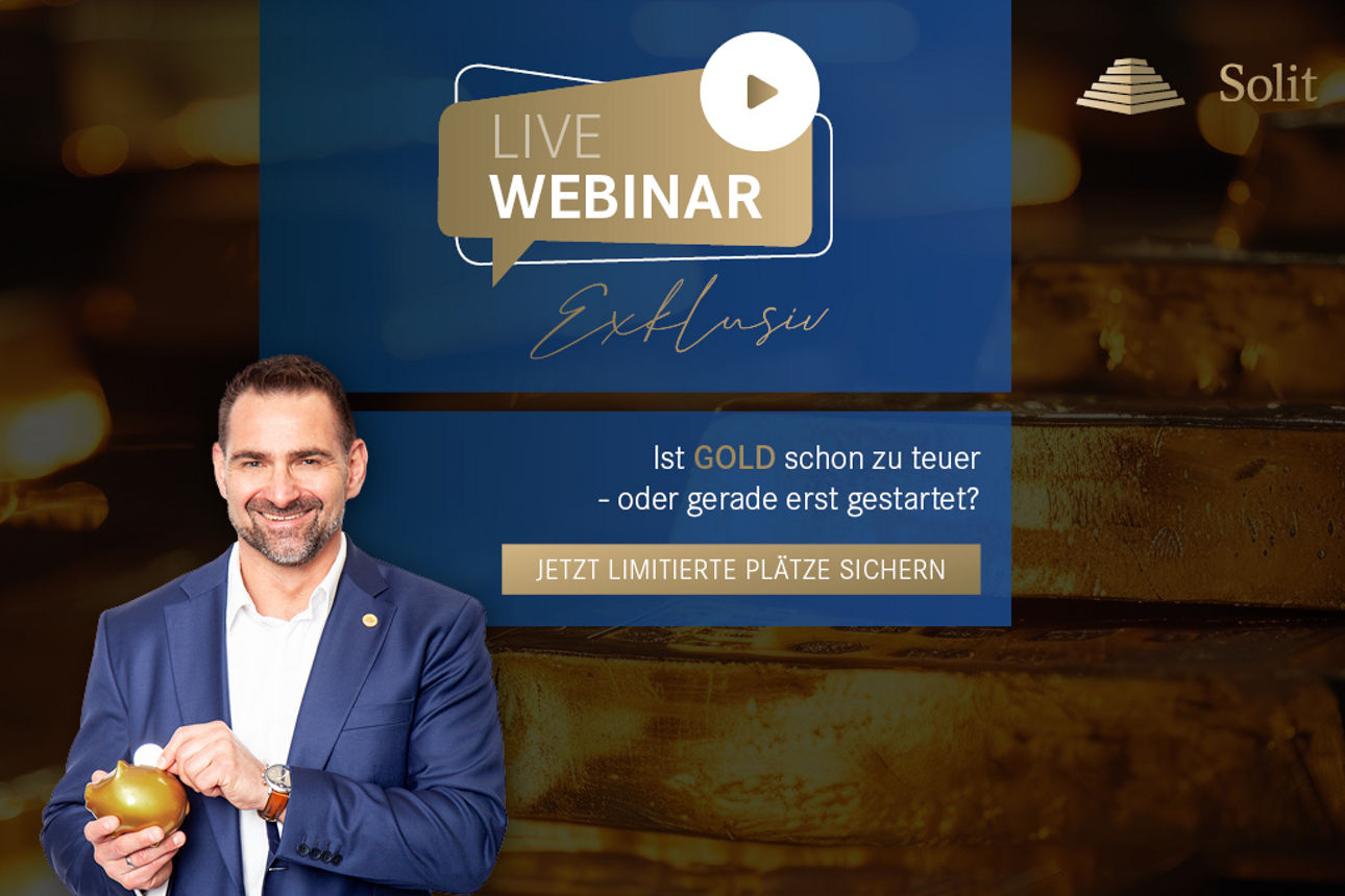 Mann wirft eine Münze ins goldene Sparschwein. Ankündigung eines Webinars von SOLIT