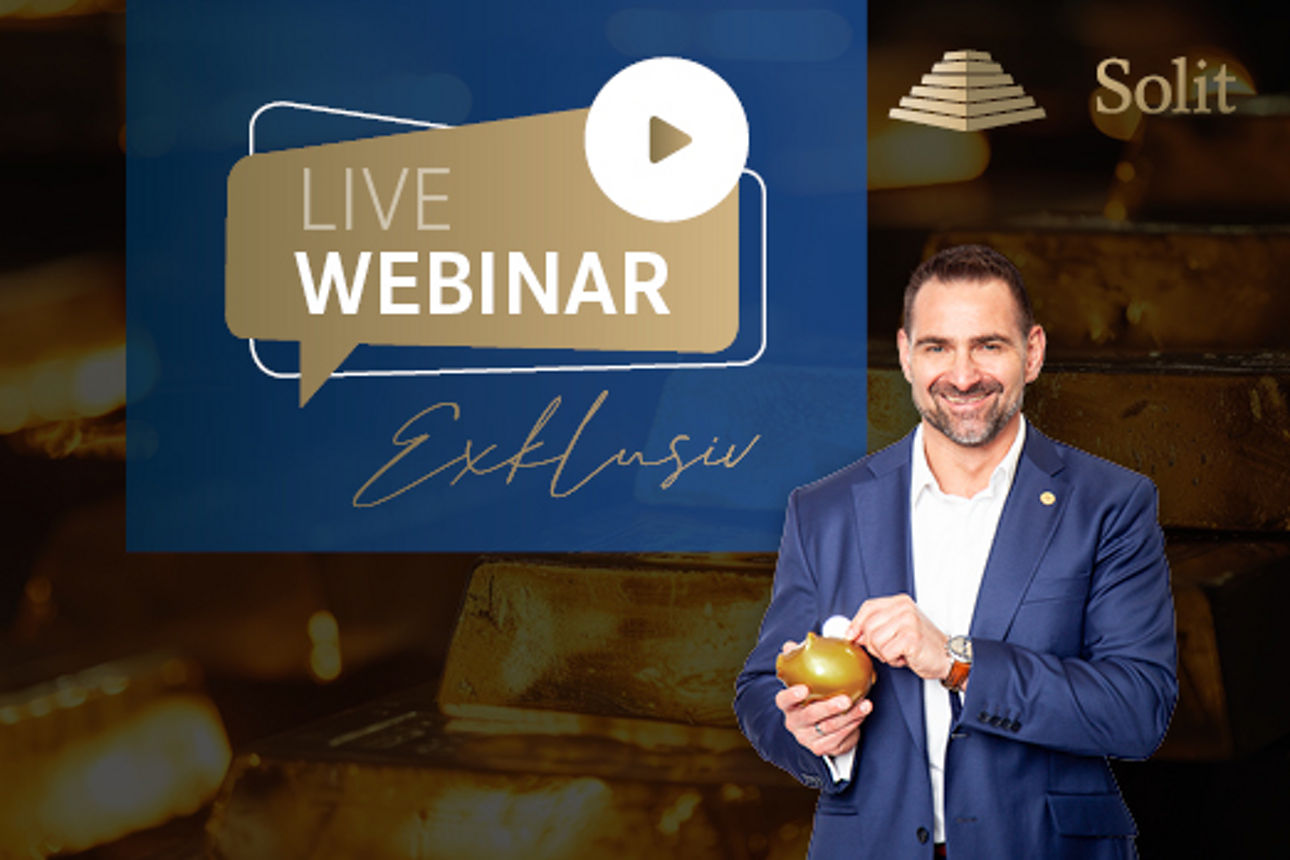 Ein Mann in einem Anzug hält ein goldenes Sparschwein. Im Hintergrund ist ein Schild mit der Aufschrift „LIVE WEBINAR Exklusi