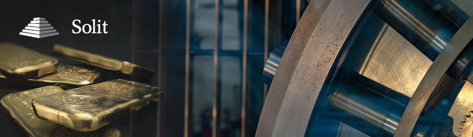 Goldbarren, die im komplizierten Mechanismus eines Tresors gesichert sind.
