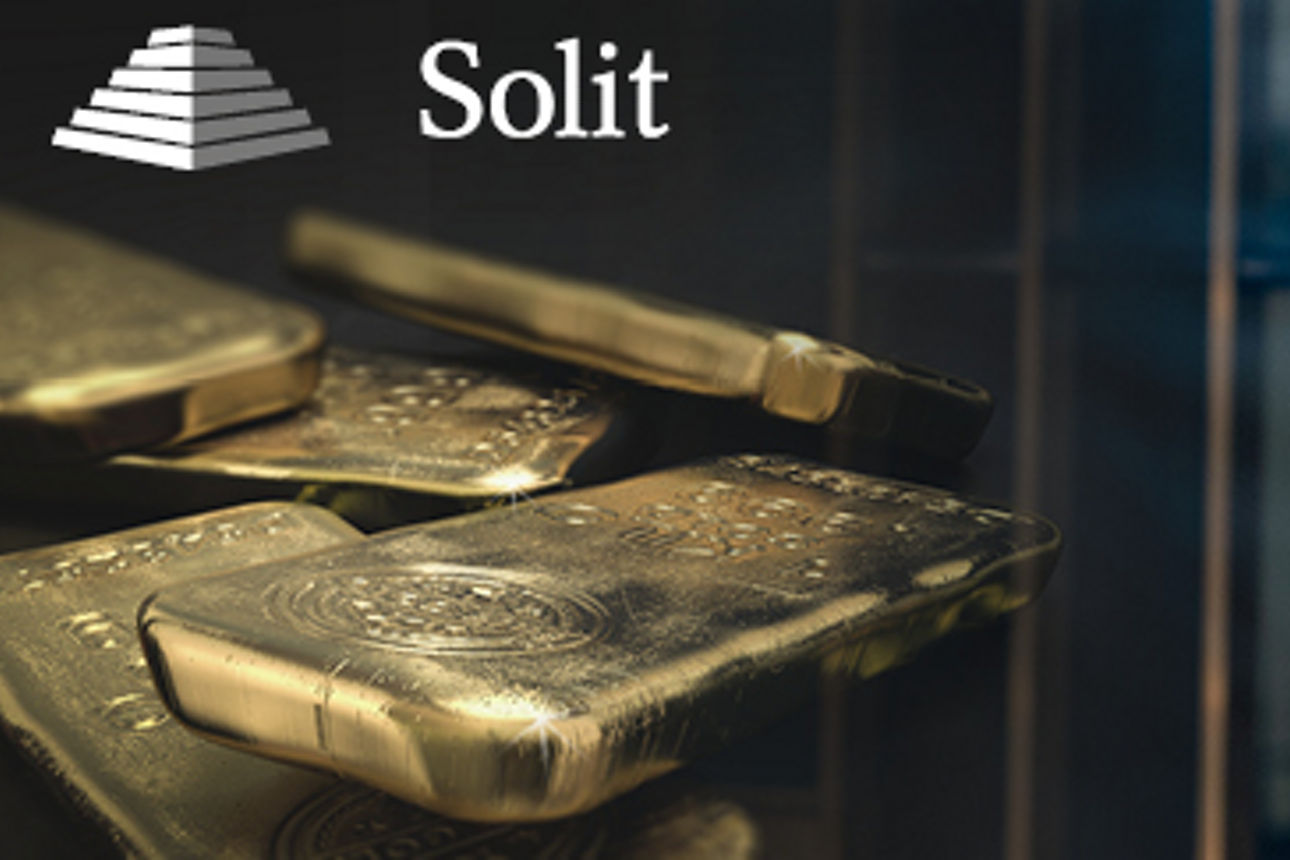 Goldbarren, die im komplizierten Mechanismus eines Tresors gesichert sind.