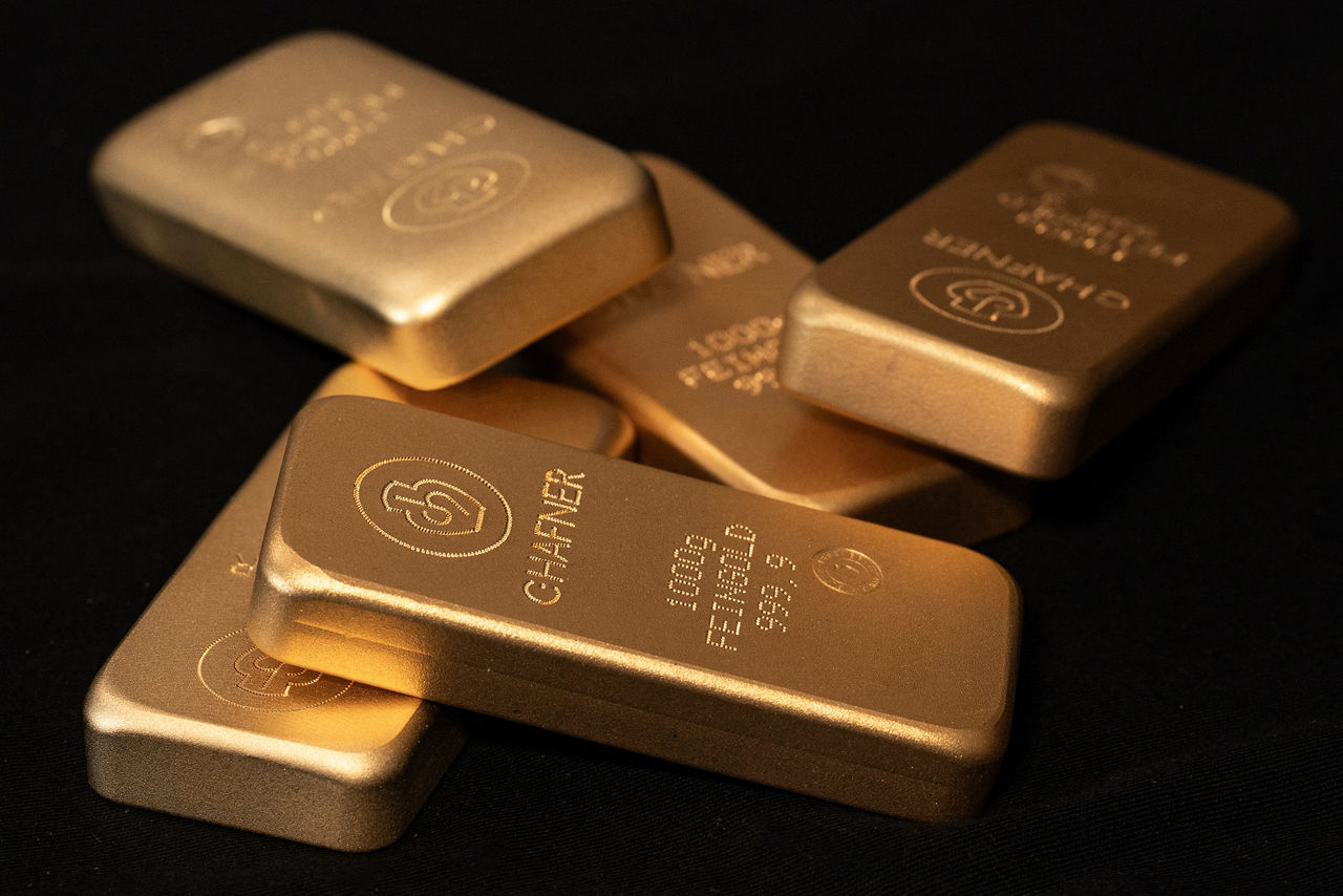 Fünf Goldbarren auf einem schwarzen Untergrund
