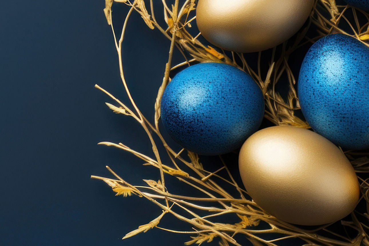 Osterkorb mit schimmernden Eiern in gold und blau