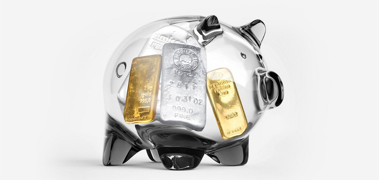 Gold- und Silberbarren in Sparschwein