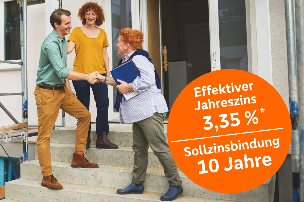 Handschlag vor renoviertem Haus mit Baugerüst, Hinweis auf Zinssatz und Laufzeit.