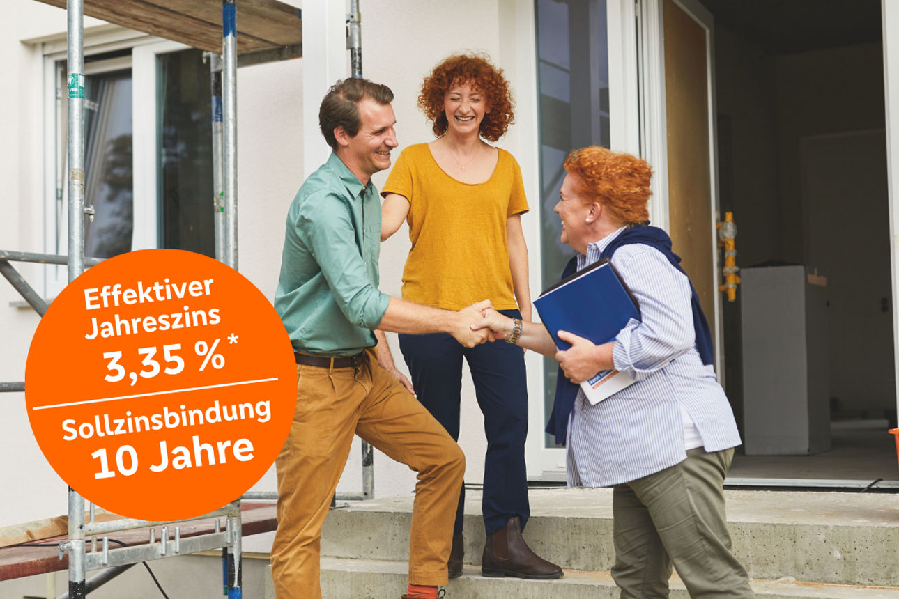 Handschlag vor renoviertem Haus mit Baugerüst, Hinweis auf Zinssatz und Laufzeit.