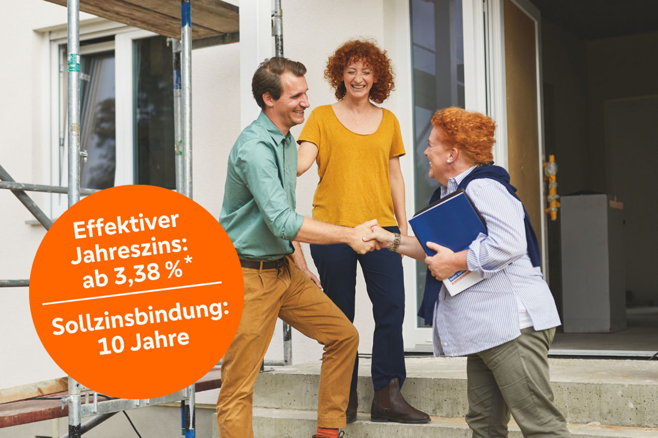 Handschlag vor renoviertem Haus mit Baugerüst, Hinweis auf Zinssatz und Laufzeit.