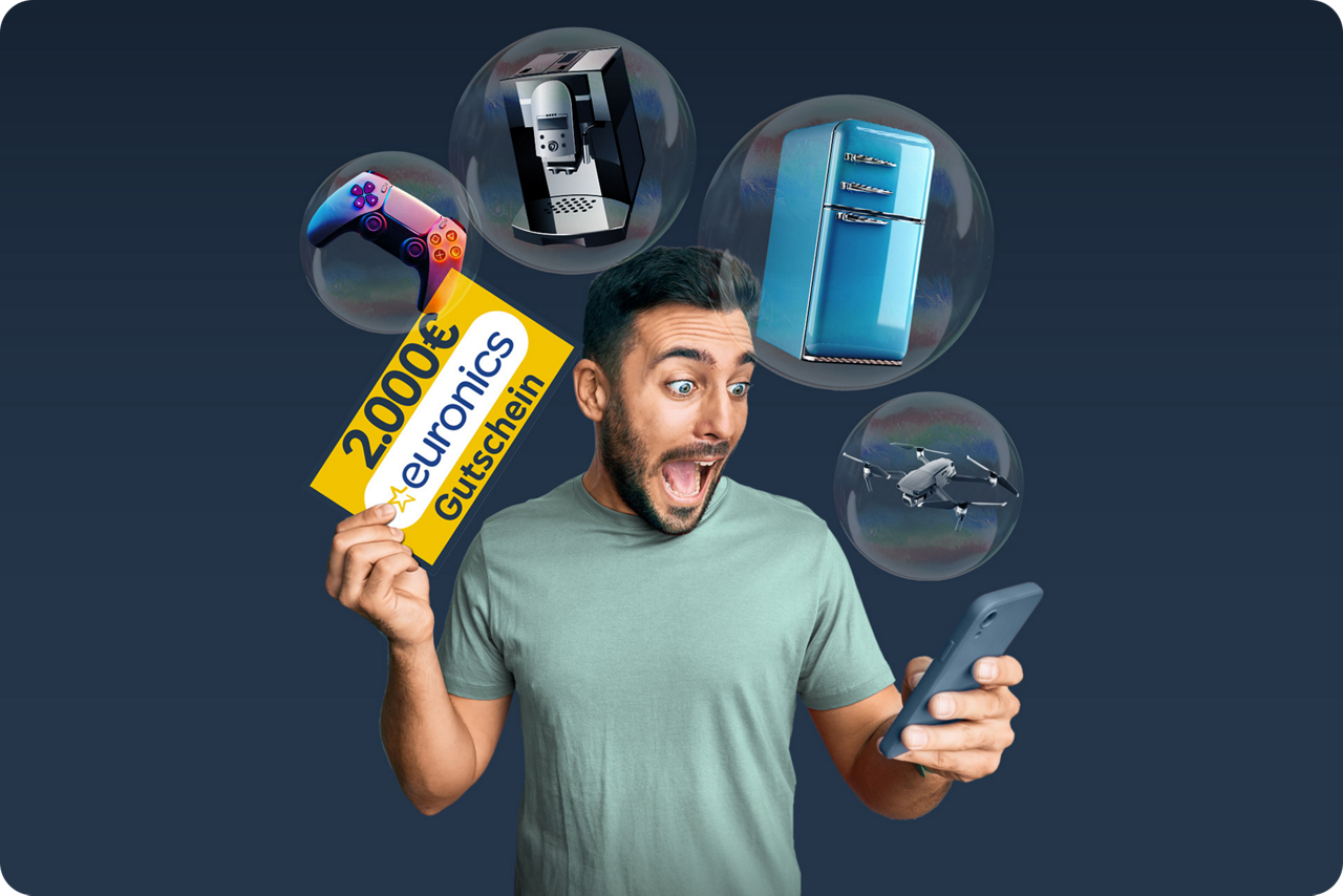 Ein Mann hält einen 2.000 € Gutschein von Euronics in der Hand