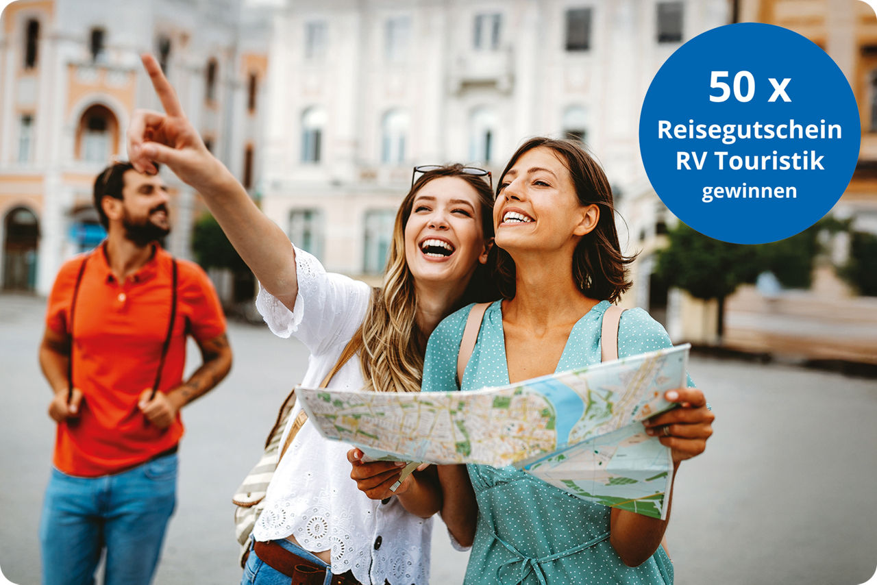 Zwei jungen Frauen machen Sightseeing und haben eine Stadtplan in der Hand