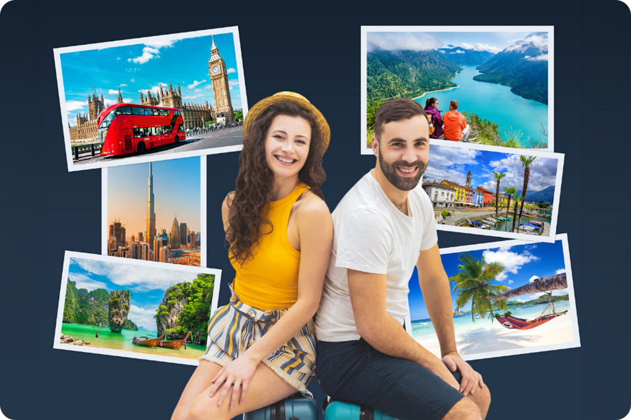 Eine junge Frau und ein junger Mann sitzen auf ihren Koffern. Im Hintergrund sind Urlaubsfotos von Reisezielen.