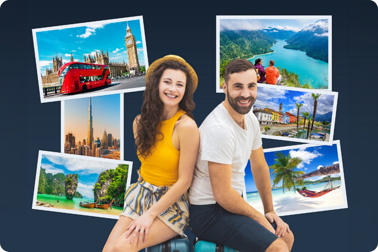  Eine junge Frau und ein junger Mann sitzen auf ihren Koffern. Im Hintergrund sind Urlaubsfotos von Reisezielen.