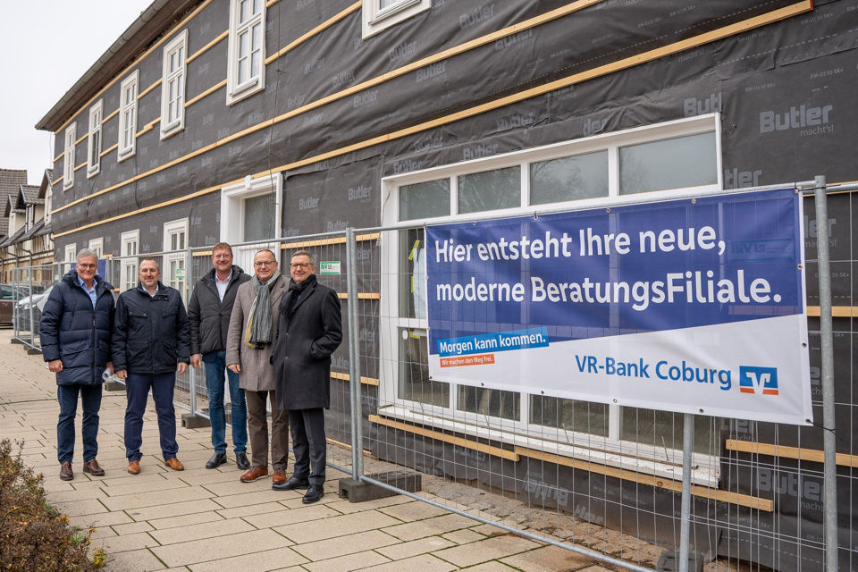 Gruppenfoto vor der zukünftigen Filiale in Sonnefeld