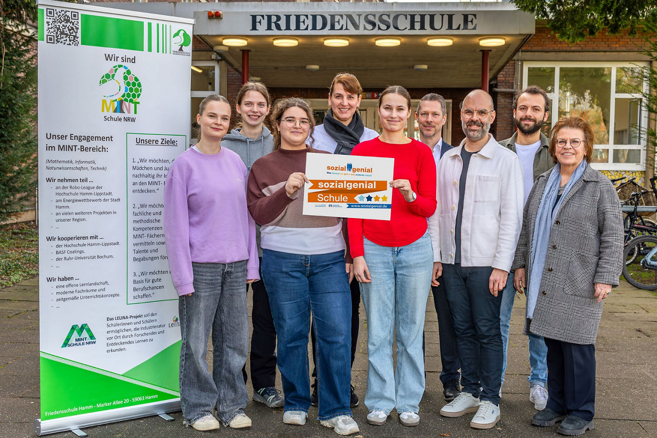 Vier MINT-Mentorinnen des Jahrgangs 11 der Friedensschule Hamm, 4. von links: Svetlana Schlüter, Leiterin MINT-Bereich
