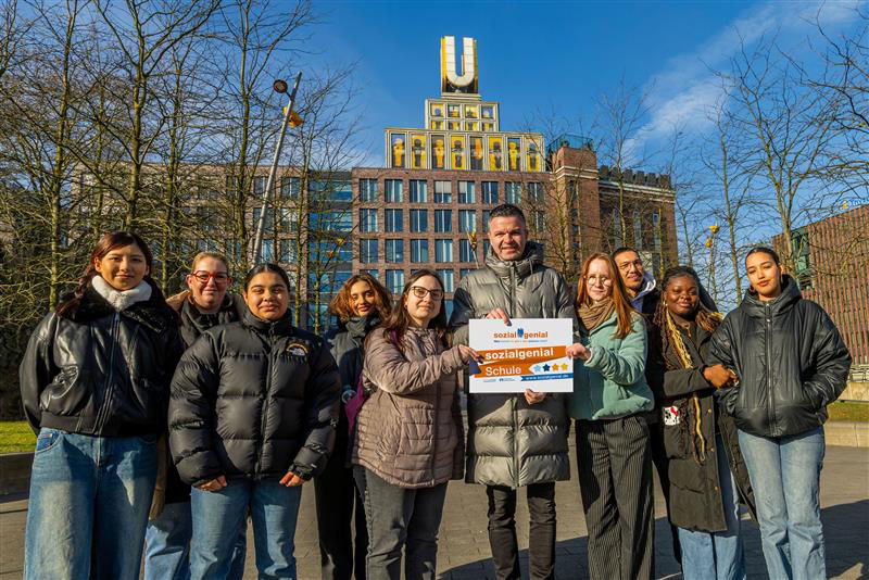 Schülerinnen und Schüler der Jahrgänge 11 und 12 des Anna-Zillken-Berufskollegs, Dortmund, 2. von links: Denise Rühl