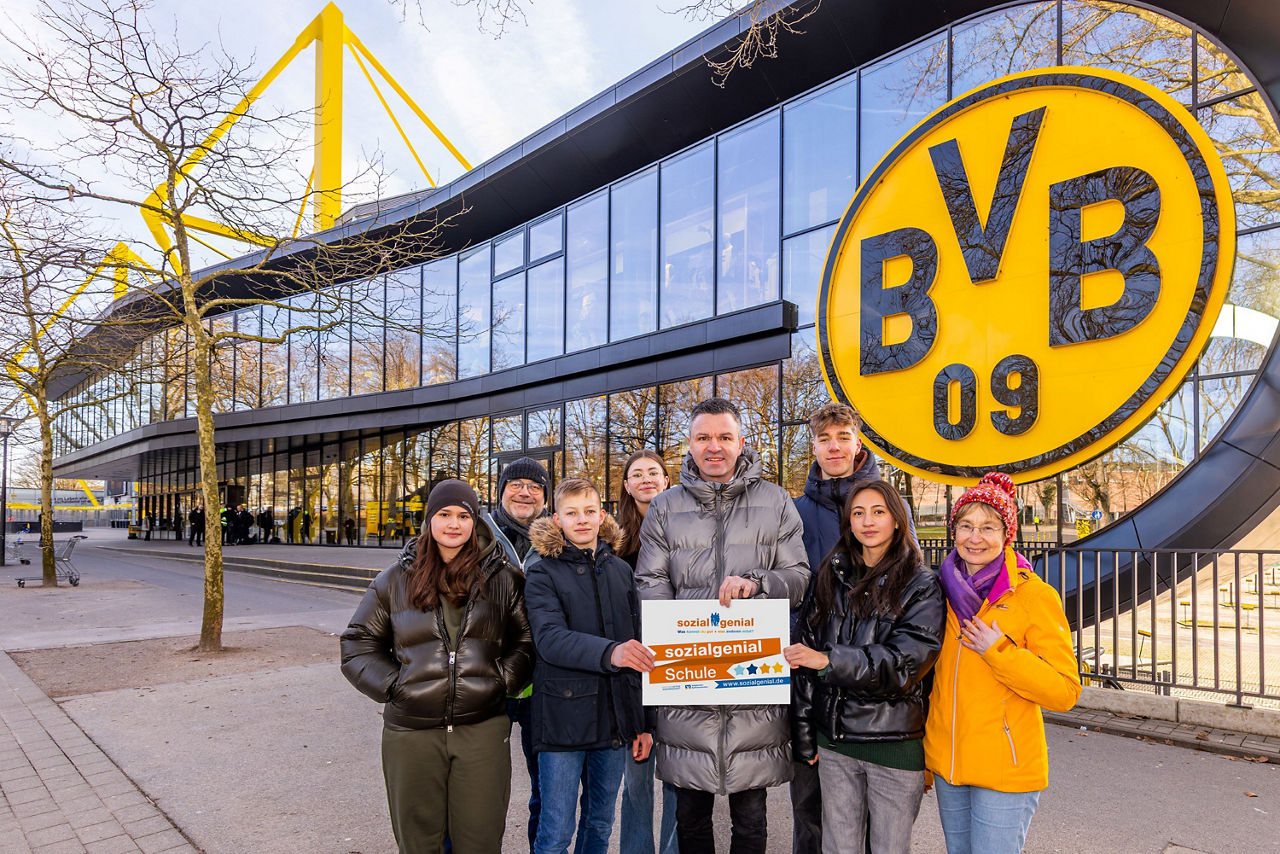 Schülerinnen und Schüler des Jahrgangs 9 des Goethe-Gymnasiums, Dortmund, rechts: Kirsten Braun, Lehrerin am Goethe-Gymnasium