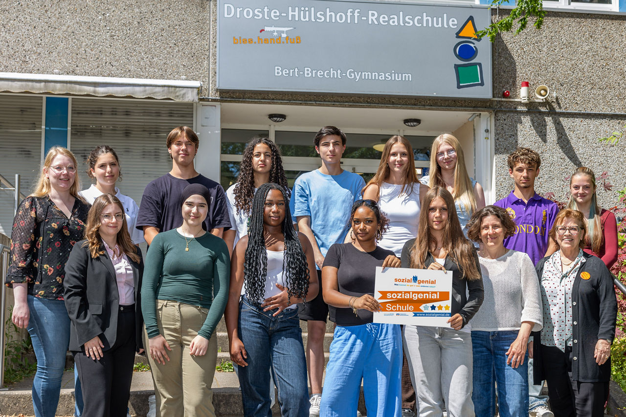 Vorne links: Alina Hecht (Dortmunder Volksbank), vorne rechts: Astrid Freudenberger (Regionalmanagerin Dortmund sozialgenial)