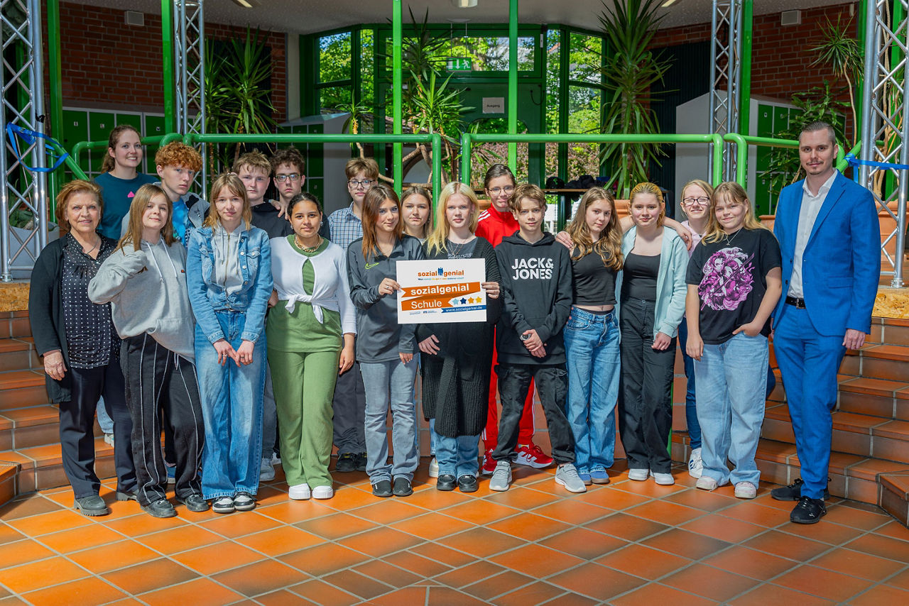 Astrid Freudenberger (Regionalmanagerin sozialgenial), Anna Sauerland (Lehrerin), Schülerinnen und Schüler der 7. Klasse
