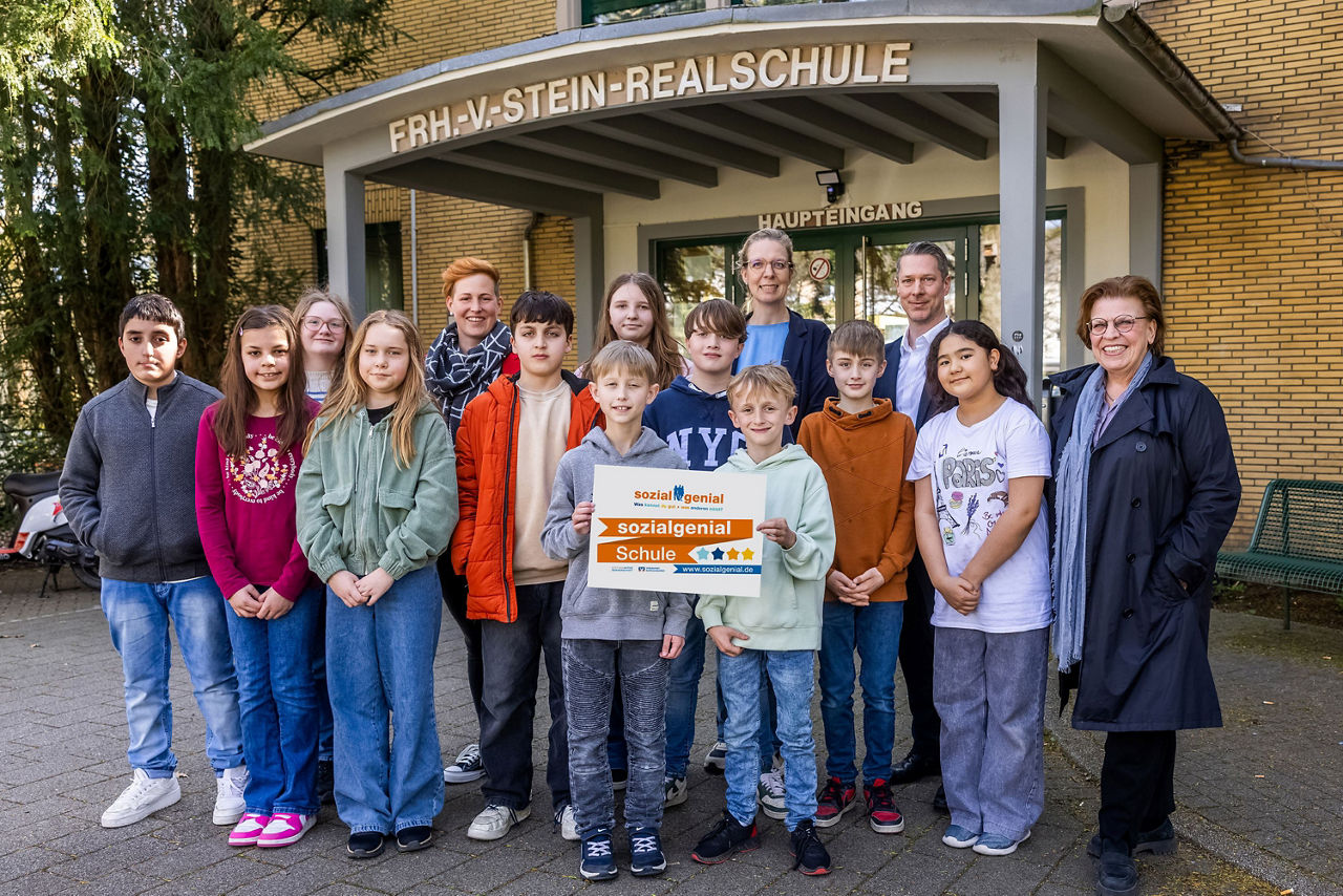 Jasmin Graumann (Lehrerin), v.r.n.l.: Astrid Freudenberger (Regionalmanagerin sozialgenial), André Hellweg
