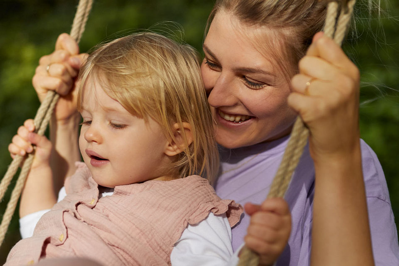 Mutter und Tochter schaukeln