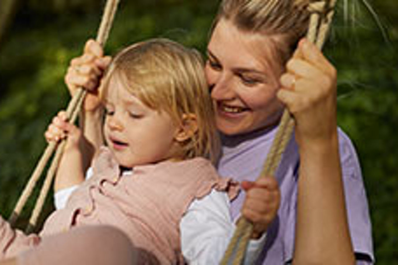 Mutter und Tochter schaukeln