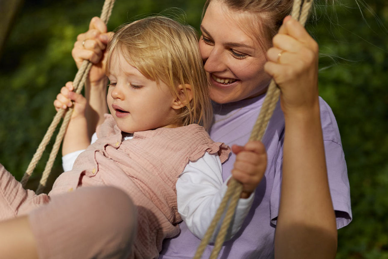 Mutter und Tochter schaukeln