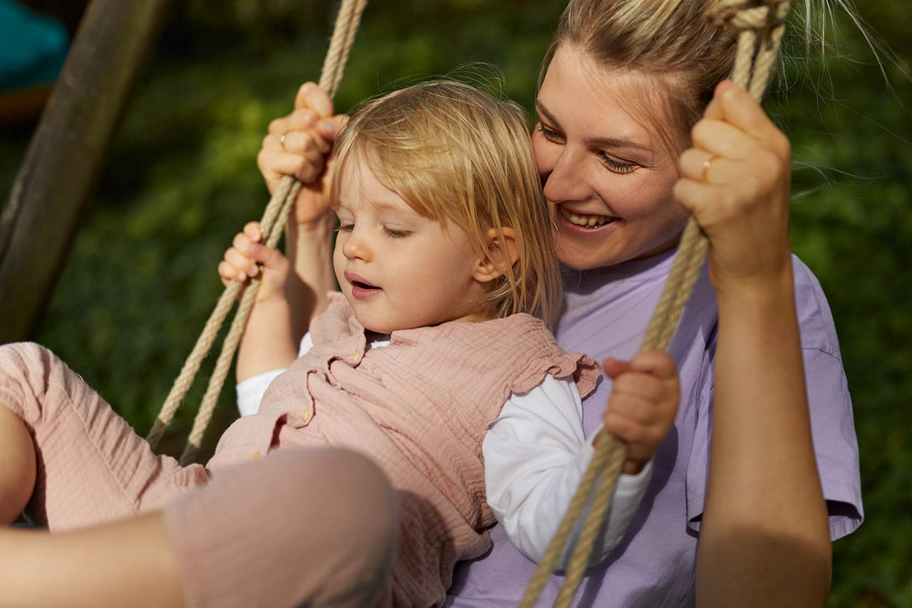 Mutter und Tochter schaukeln