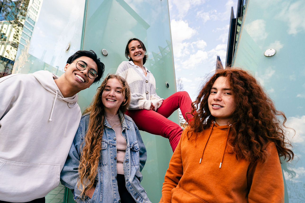 Gruppe fröhlicher junger Menschen in der Stadt.