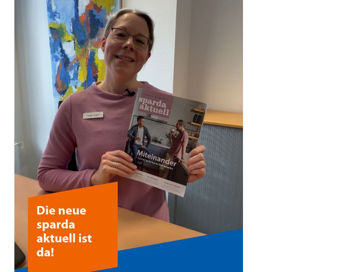 Eine Frau lächelt freundlich in die Kamera und hält ein Magazin mit dem Titel "sparda aktuell" hoch
