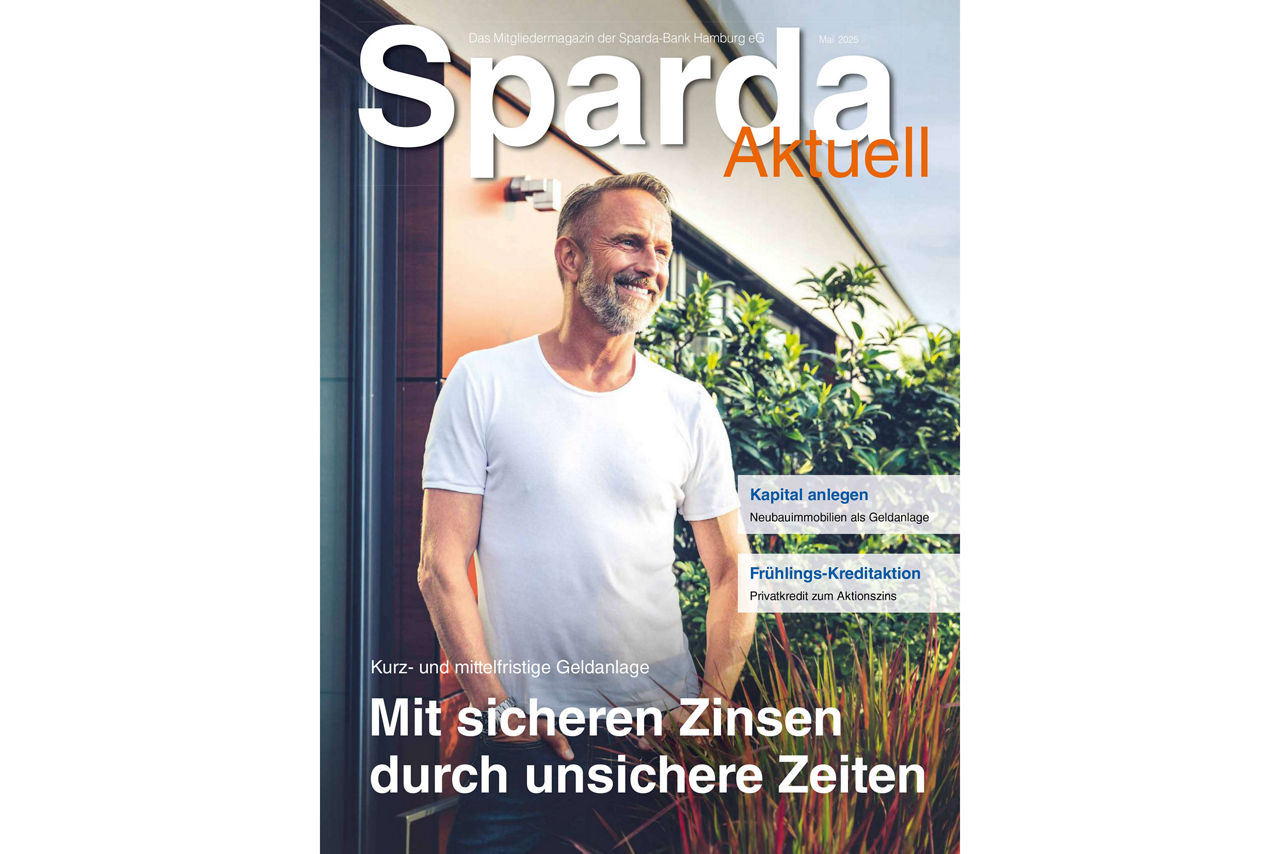 Mann im T-Shirt auf Balkon