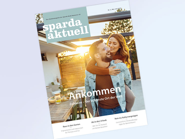 Der Titel des Kundenmagazins sparda aktuell: Mann und Frau auf der Terrasse