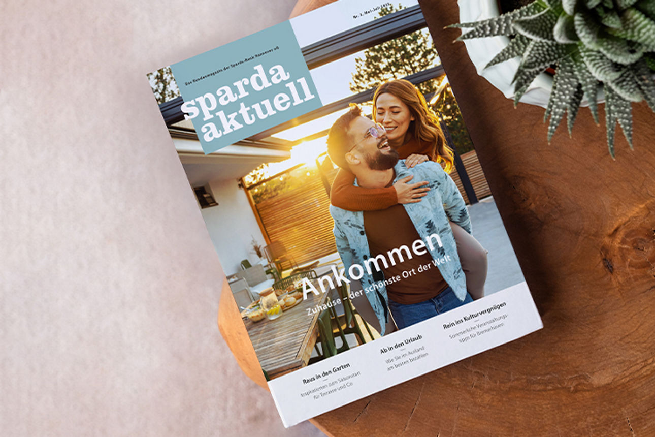 Das sparda aktuell-Titelbild zeigt eine Frau auf dem Rücken eines Mannes