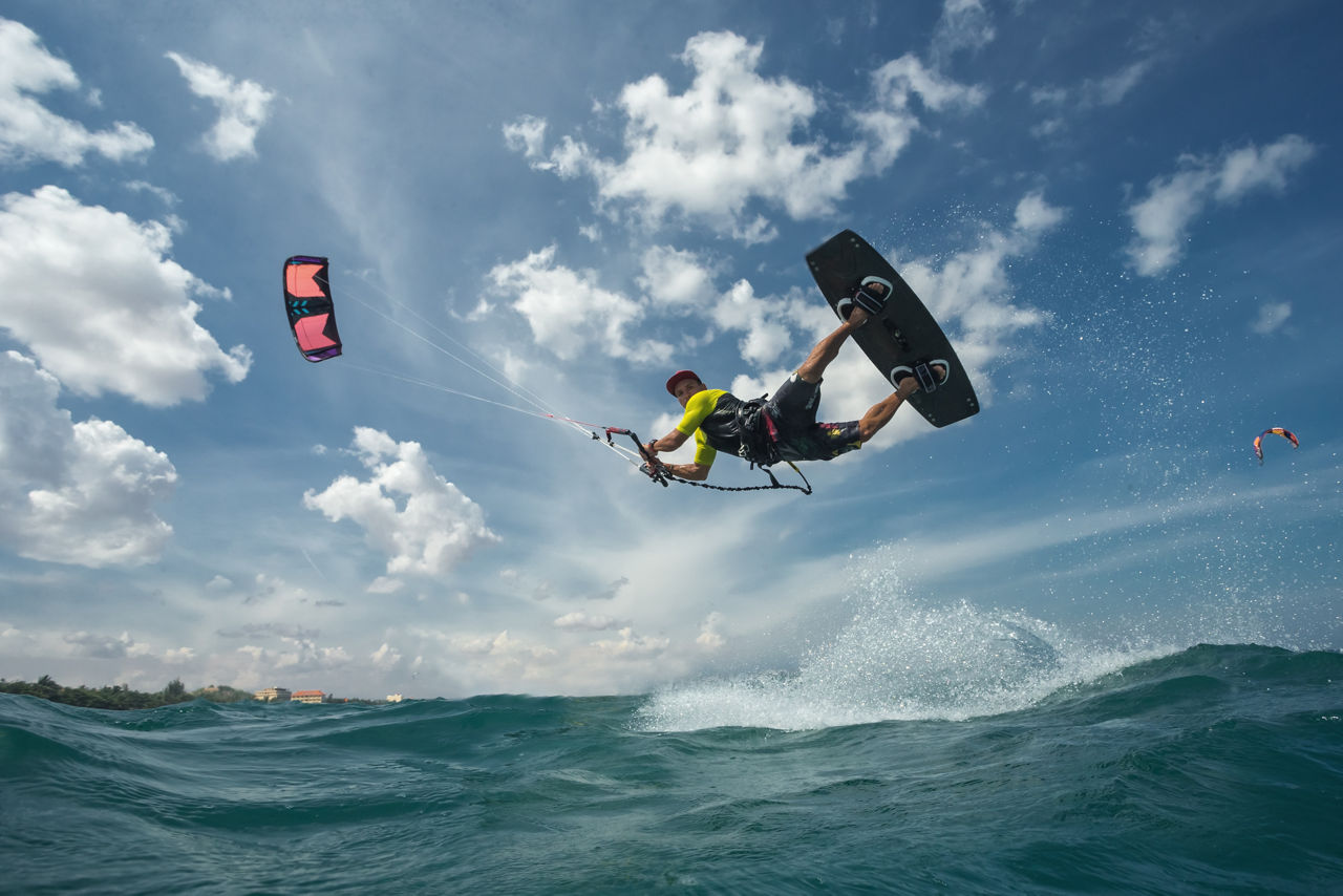 Sportlicher Kitesurfer hat Sparda Dynamic abgeschlossen