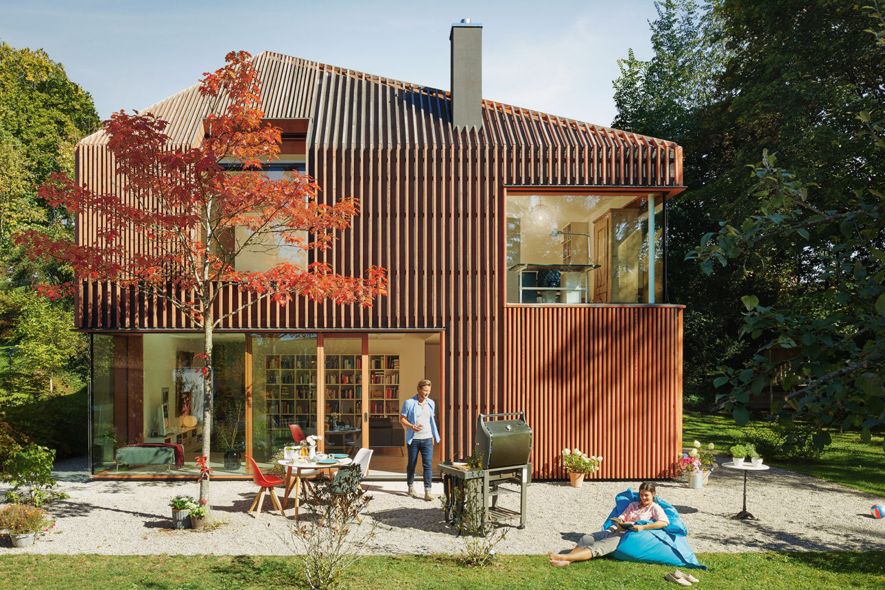 Haus mit Holzfassade und Garten