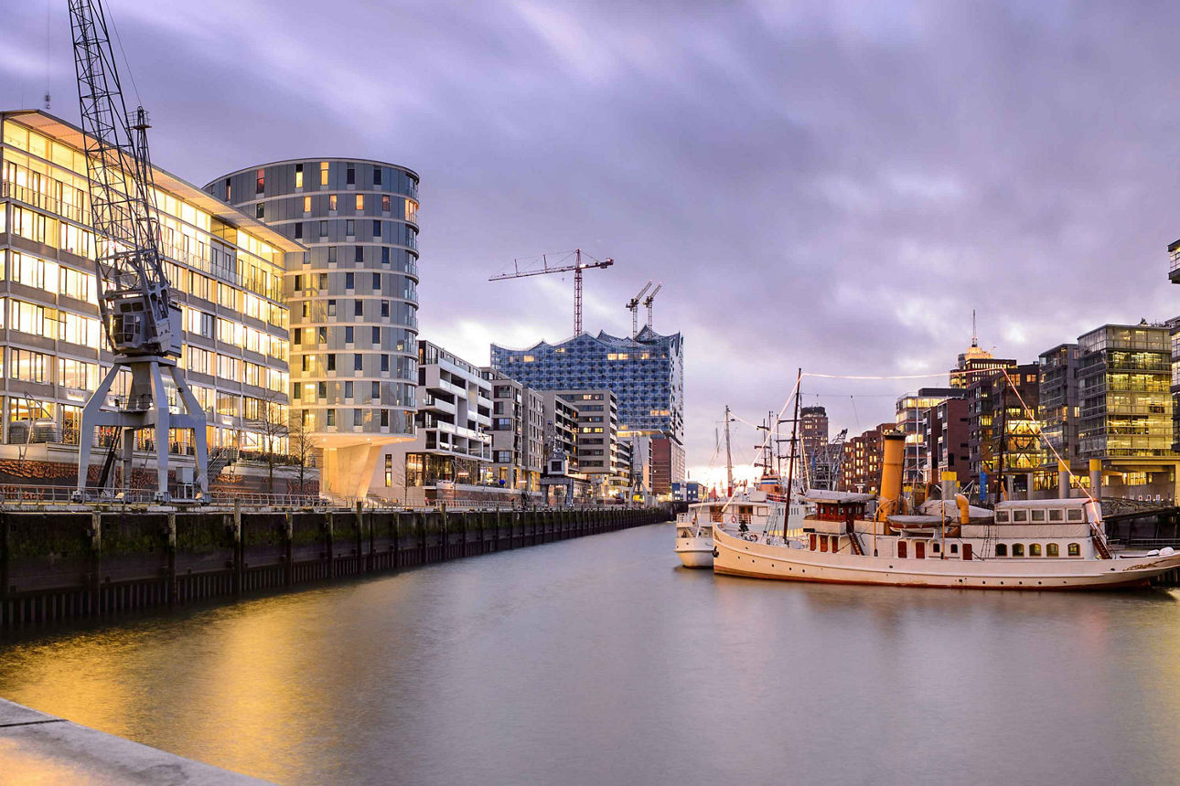Skyline von Hamburg bei Sonnenuntergang