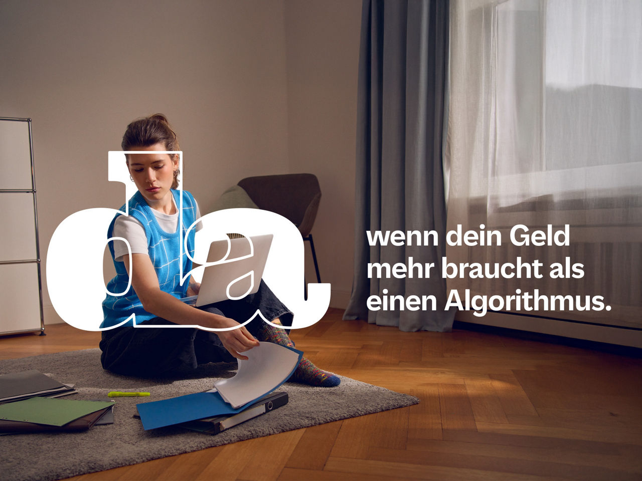 Eine junge Frau sitzt auf dem Boden und blättert in Unterlagen.